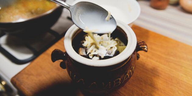 Курица с картошкой и грибами в горшочках, рецепт: добавьте соус