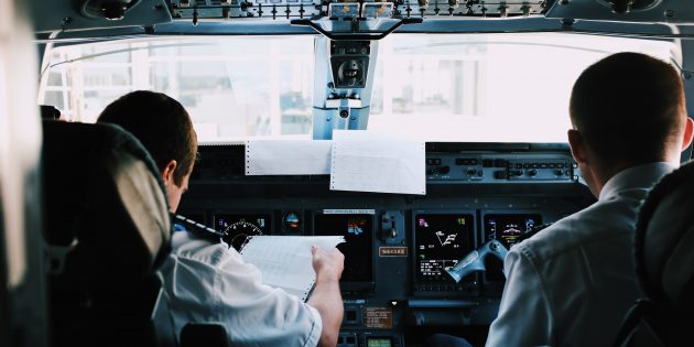 Опасно ли летать на самолётах: самолёты летают полностью на автопилоте — миф