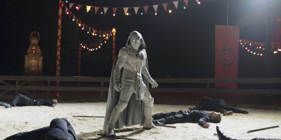 Первая серия «Лунного рыцаря» радует игрой Оскара Айзека, но не впечатляет