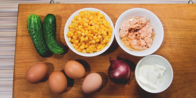Салат с тунцом, яйцами, огурцами и кукурузой