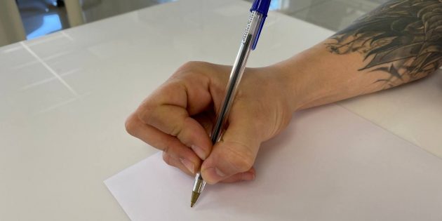 Как правильно держать ручку: Квадрапод