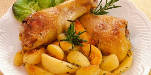 Дешёвые рецепты: куриные голени с картофелем, запечённые в рукаве