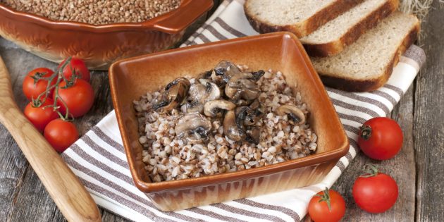 Недорогие блюда: гречка с грибами в горшочке