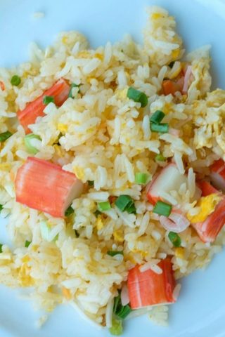Жареный рис с крабовыми палочками и яйцами