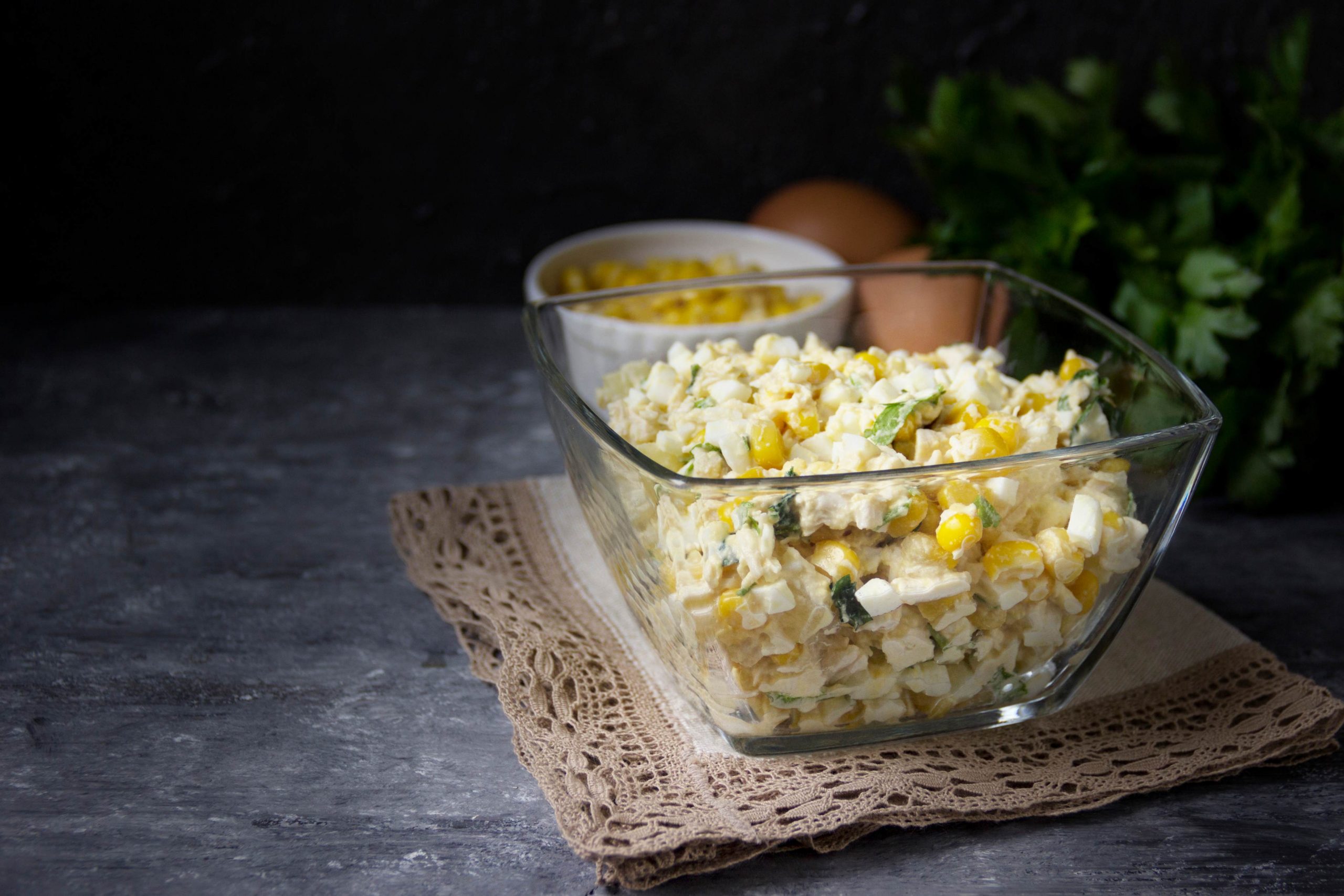 Рецепт салата с варёной курицей, яйцами и кукурузой — Лайфхакер