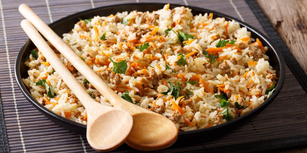 Рис с фаршем и овощами на сковороде: простой рецепт - Лайфхакер