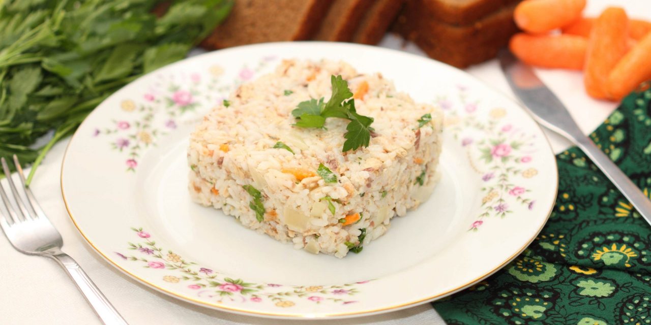 Салат из отварной рыбы и риса