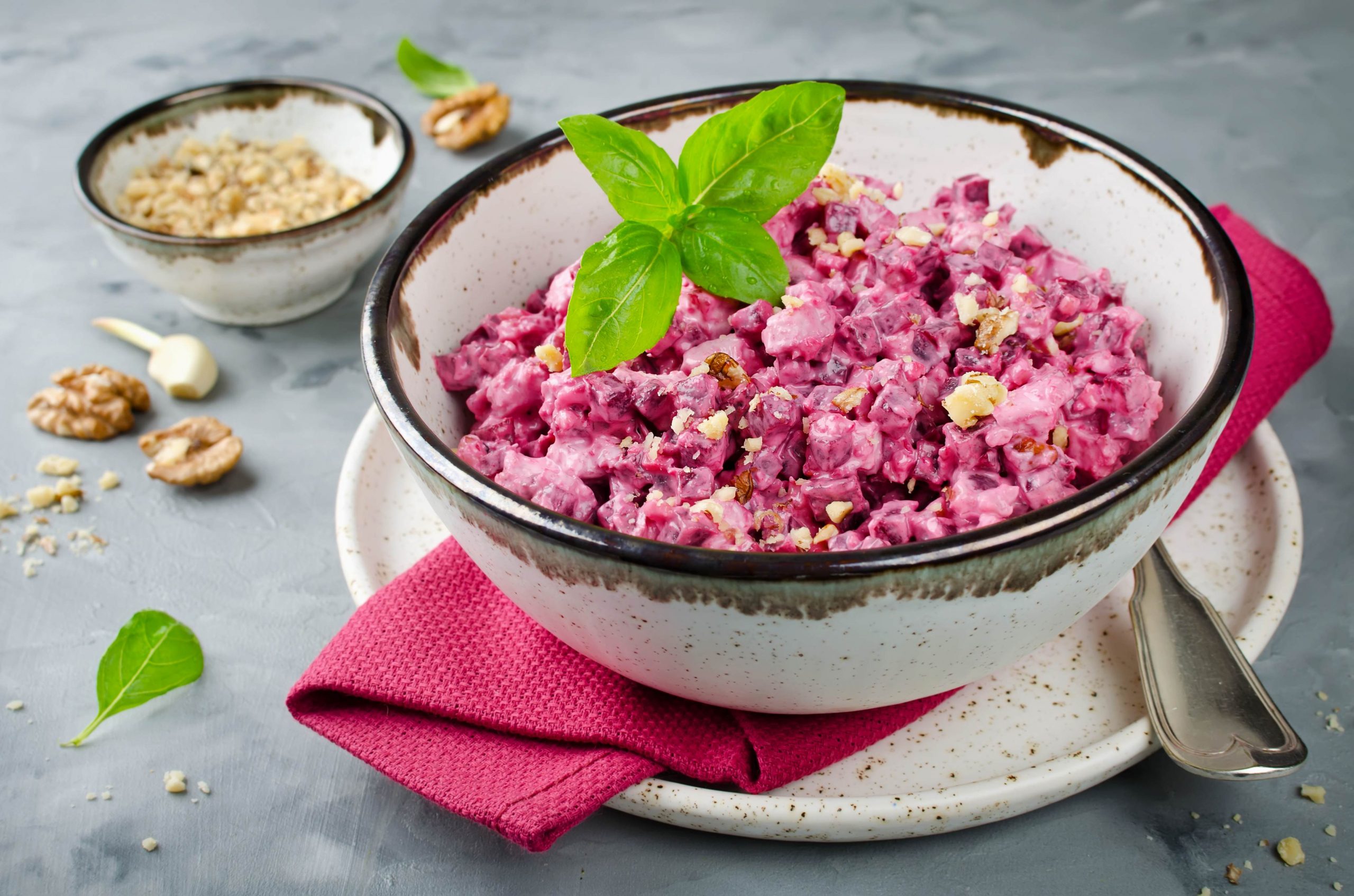 Салат с курицей, свёклой и грецкими орехами