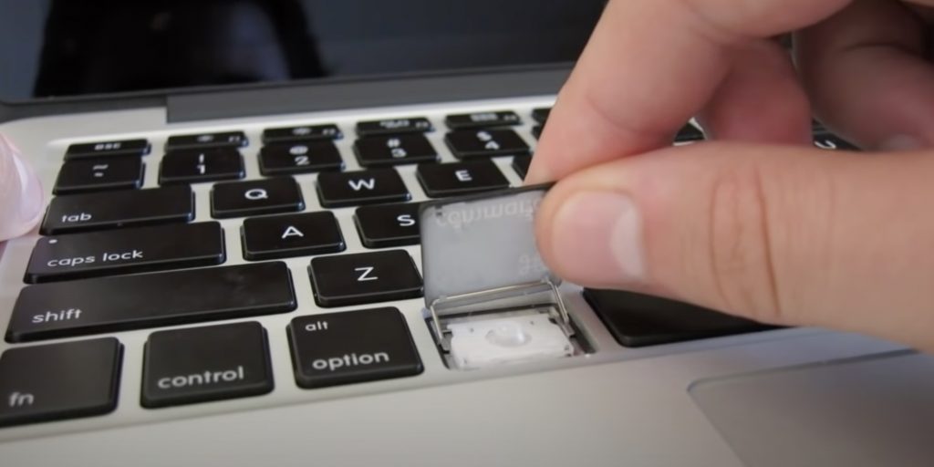 Как почистить клавиатуру MacBook: установите штифты клавиши в пазы