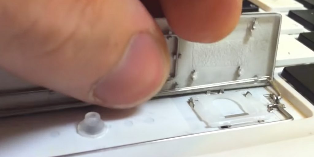 Как почистить клавиатуру MacBook: защёлкните крепление, чтобы установить клавишу на место