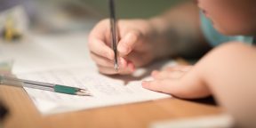 Как правильно держать ручку при письме и как научить этому ребёнка