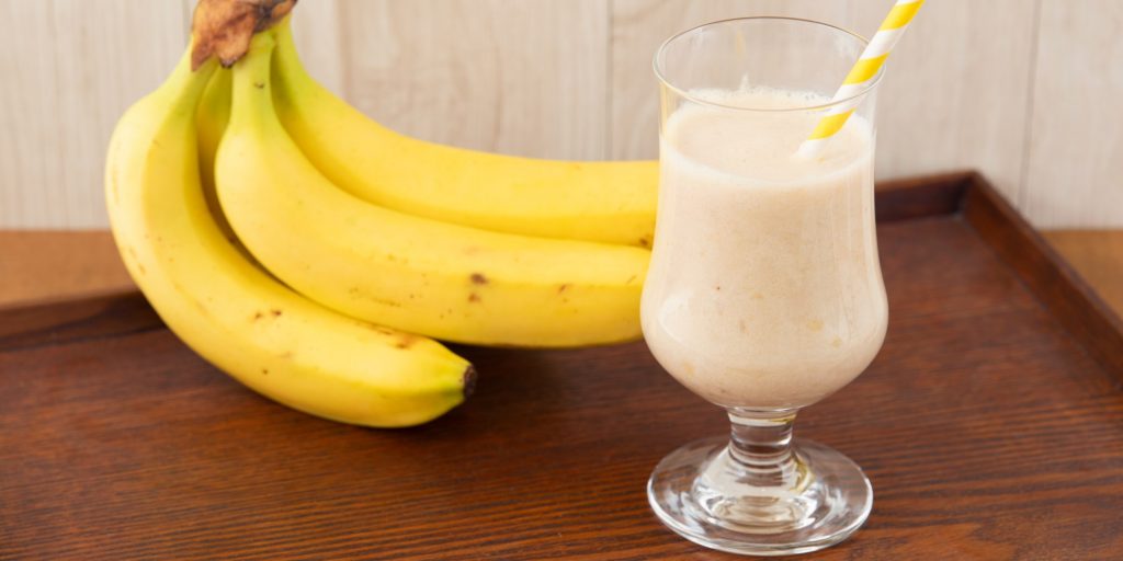 Рецепт молочного коктейля с мороженым и бананом