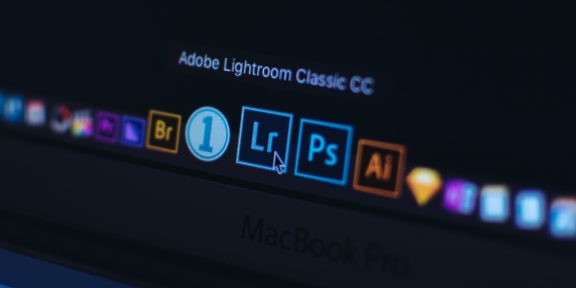 Adobe разрешила корпоративным пользователям из России продлевать подписки на свои продукты