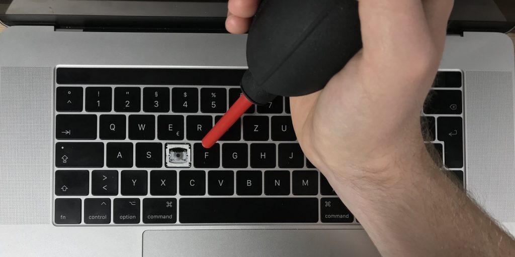 Продуйте клавиши MacBook от пыли 