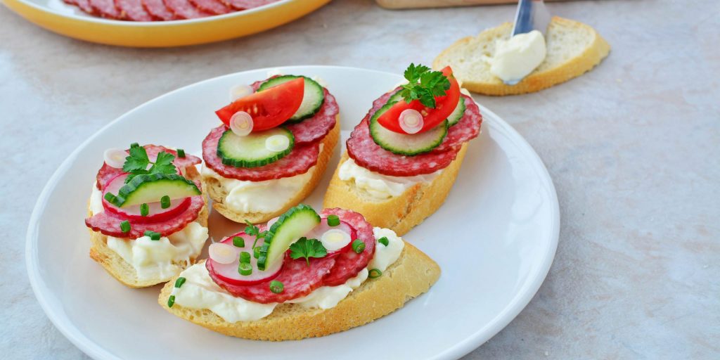 Бутерброды с помидором, сыром и чесноком — рецепт с фото пошагово
