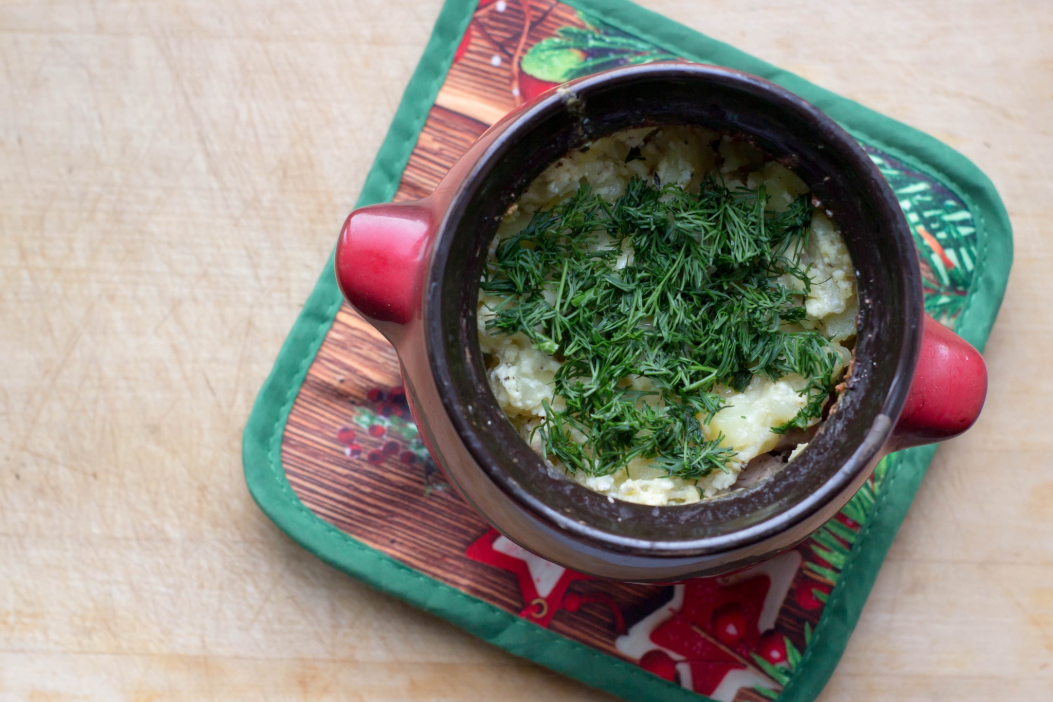 Рыба с фасолью в горшочке