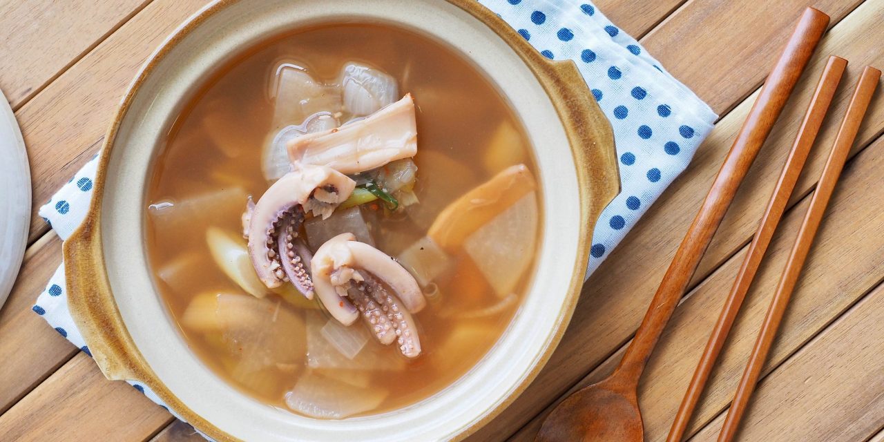 Корейский суп с кальмарами и дайконом