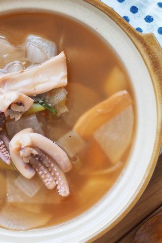 Корейский суп с кальмарами и дайконом