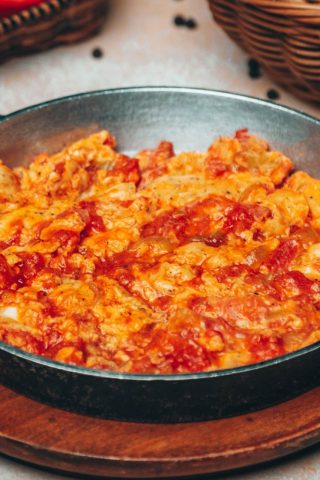 Яичница с помидорами и луком на сковороде