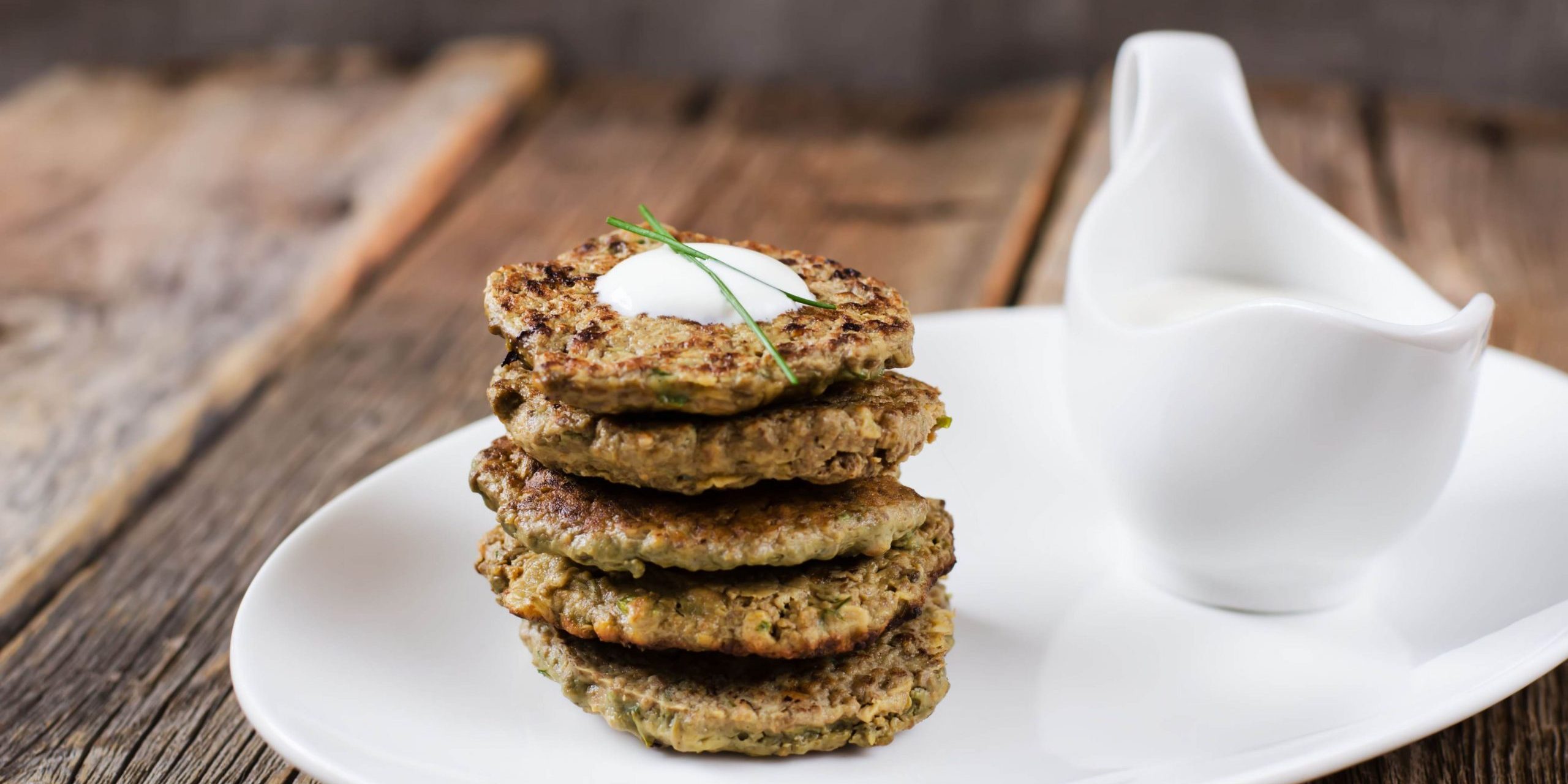 Пышные оладьи из куриной печени с манкой на сковороде