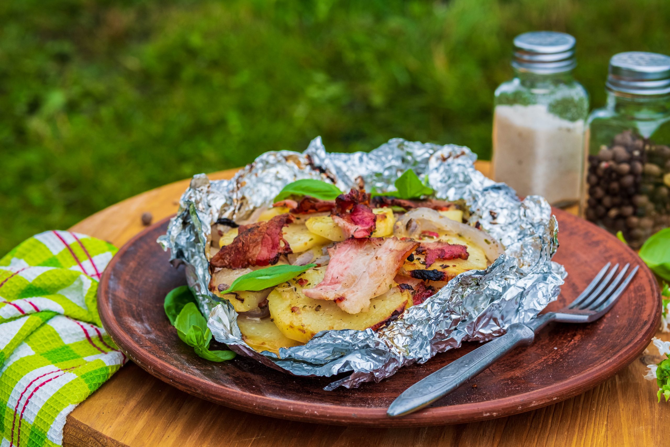 Картошка с луком и беконом в фольге на углях: рецепт - Лайфхакер