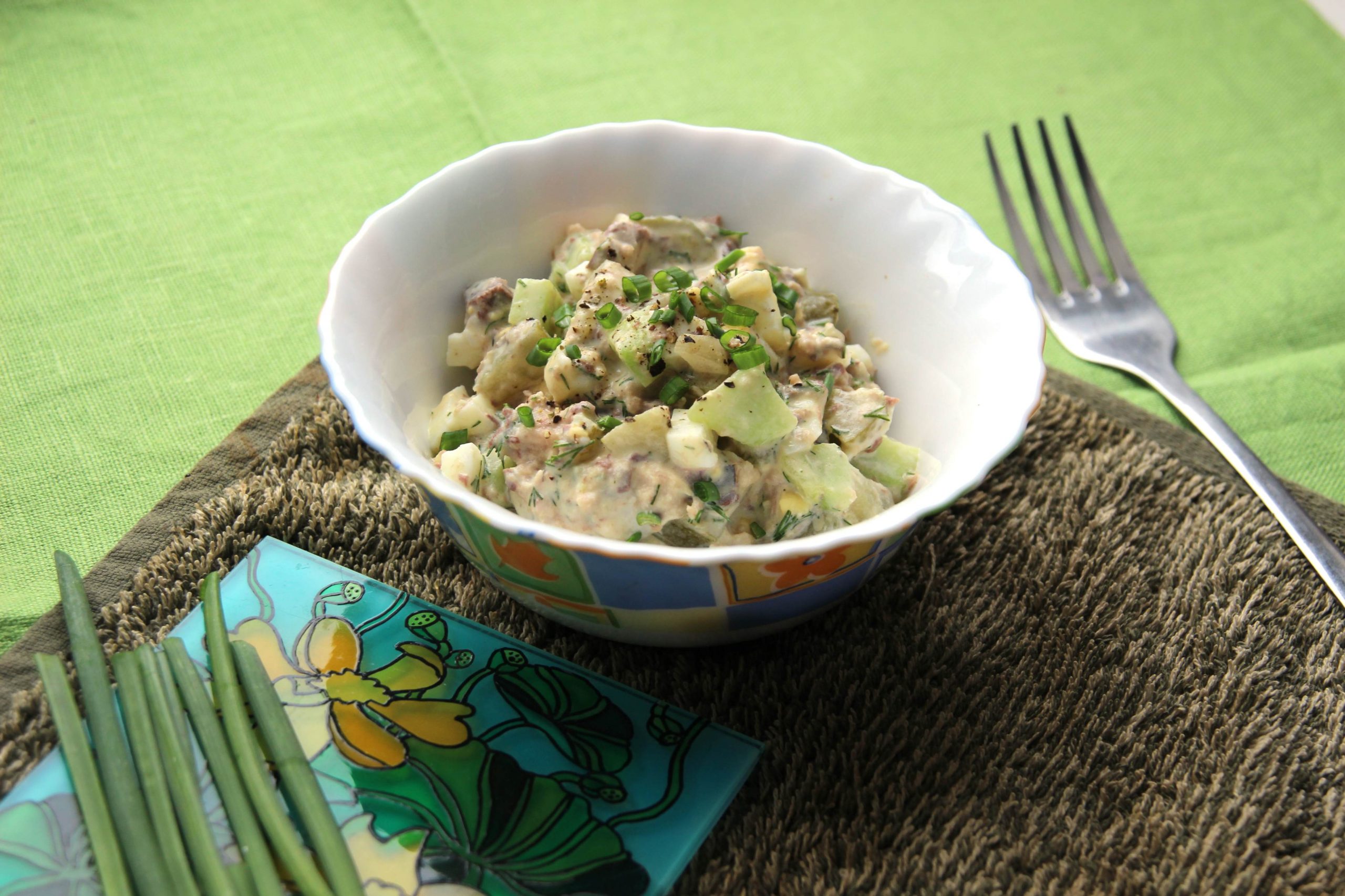 Салат с консервированной сайрой, яйцами и огурцами