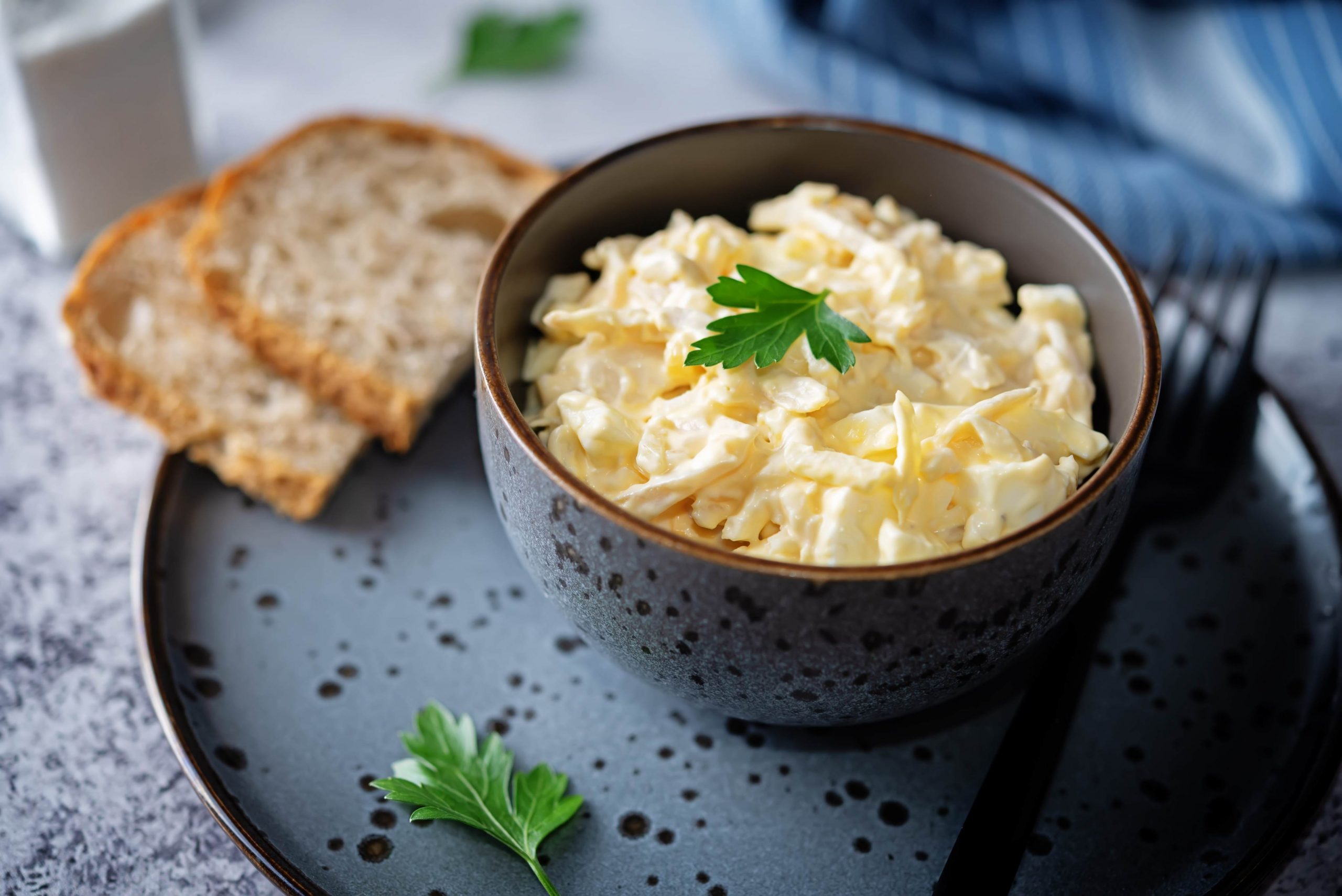 Салат с кальмарами, яйцами и сыром