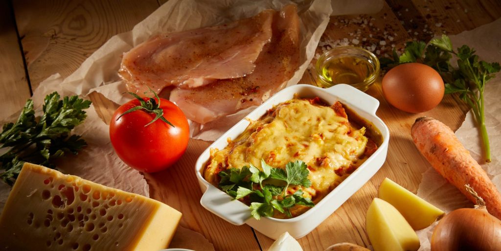 Запеканка из картошки, курицы, сыра и помидоров в духовке - простой и вкусный рецепт с фото