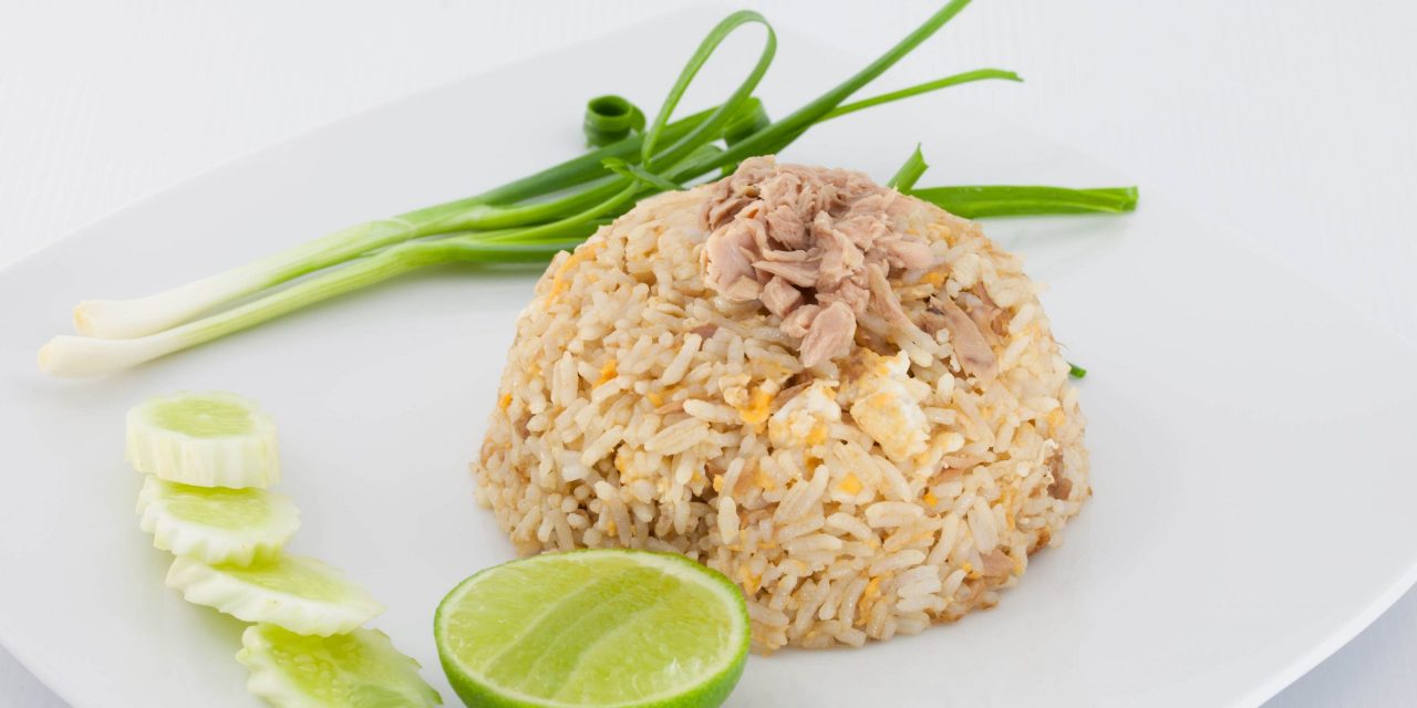 Жареный рис с яйцами и тунцом