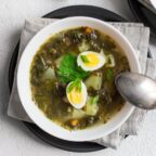Как приготовить щавелевые супы с яйцом, мясом и не только