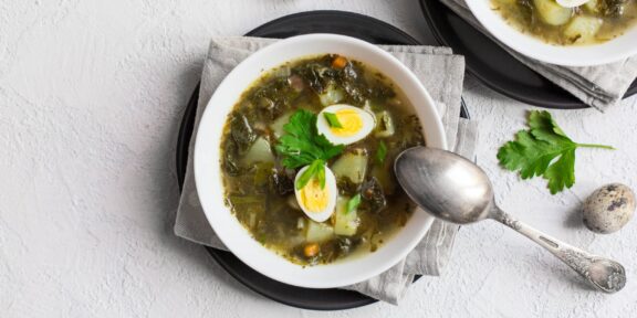 Как приготовить щавелевые супы с яйцом, мясом и не только