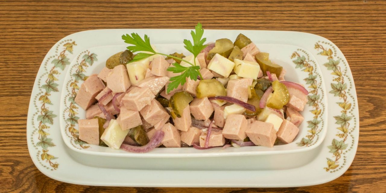 Быстрый салат с варёной колбасой, сыром и огурцами