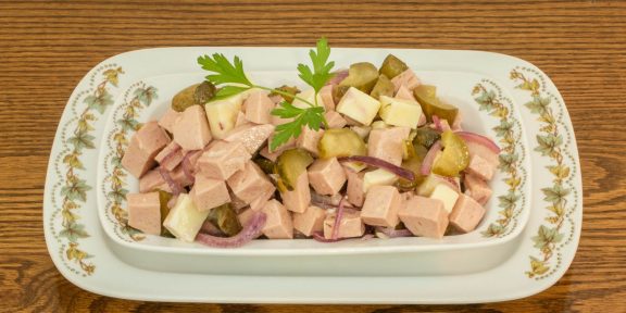 Быстрый салат с варёной колбасой, сыром и огурцами