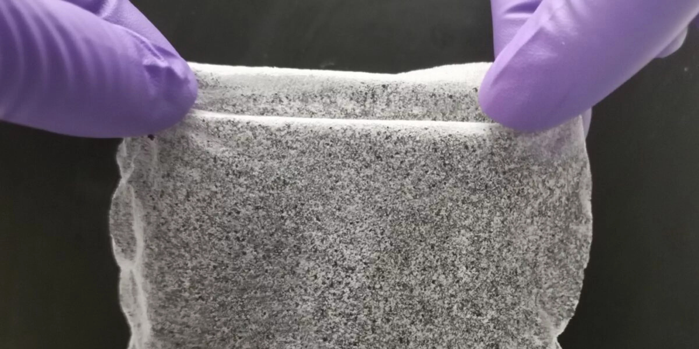 Учёные разработали гелевую плёнку, втягивающую ведро воды в день прямо из воздуха