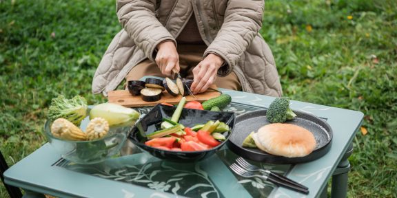 Дачный сезон открыт: 5 советов, как выгодно запастись едой для выходных на природе