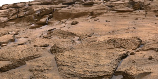 Учёные объяснили появление «дверного проёма» в марсианской скале на фото ровера Curiosity