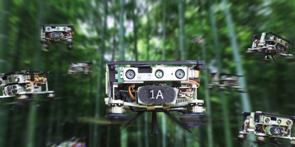 Инженеры из Китая представили рой дронов, способных перемещаться даже по густому лесу