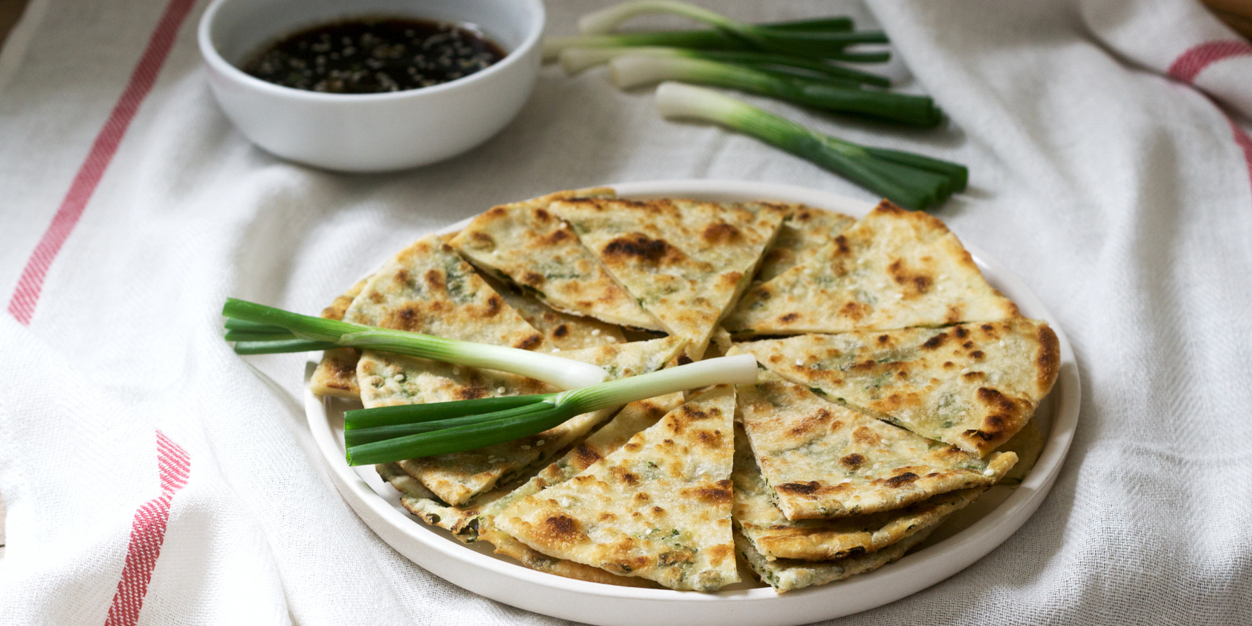 Дрожжевые лепёшки с овощами и зеленью