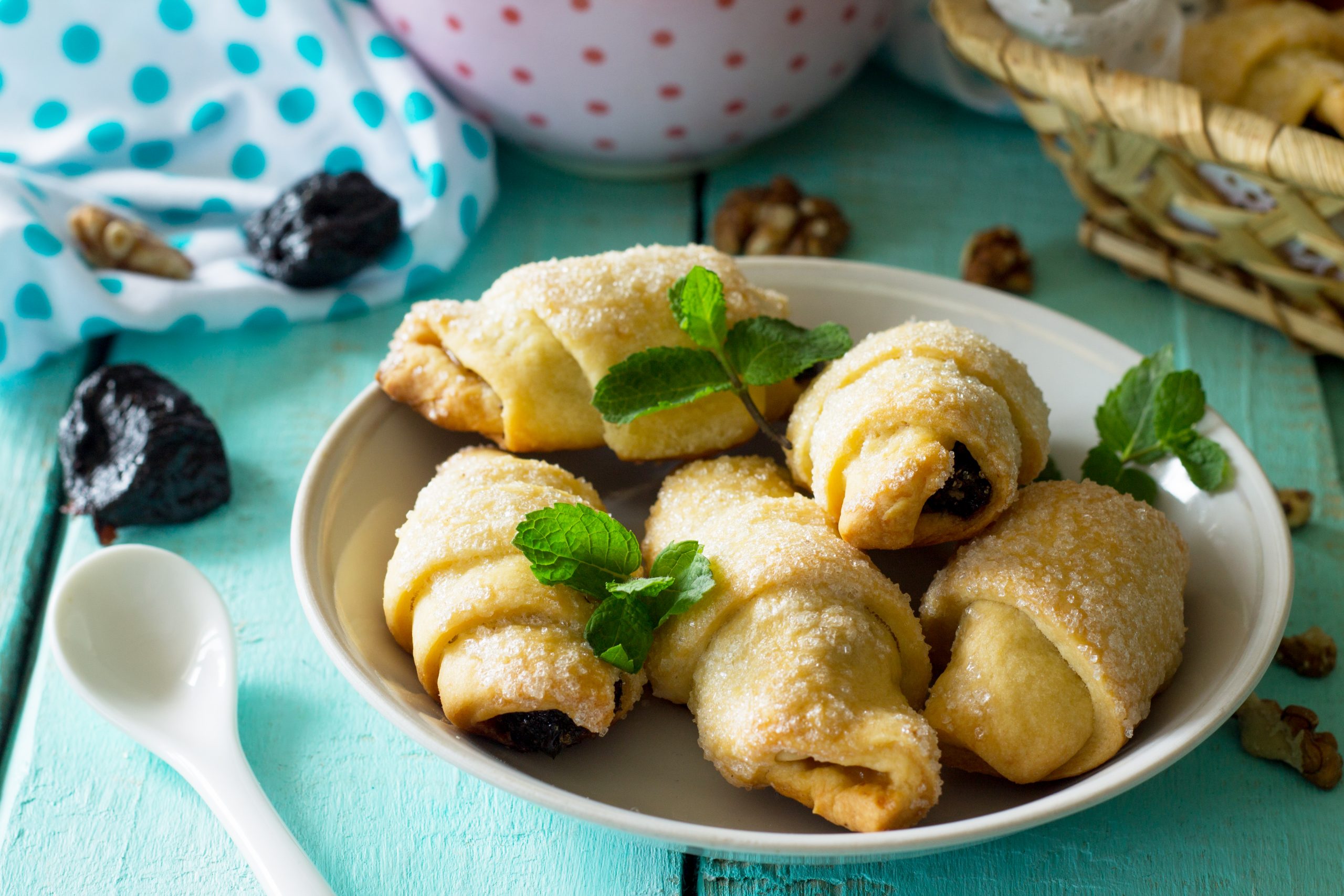 Рогалики с грецкими орехами и черносливом