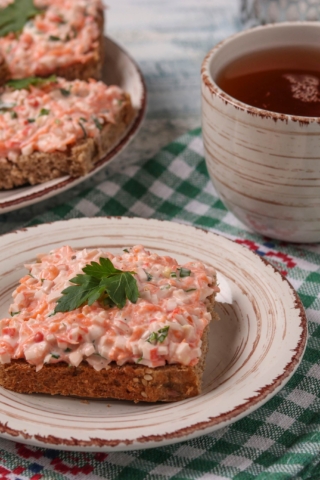 Бутерброды с крабовыми палочками, сыром и морковью