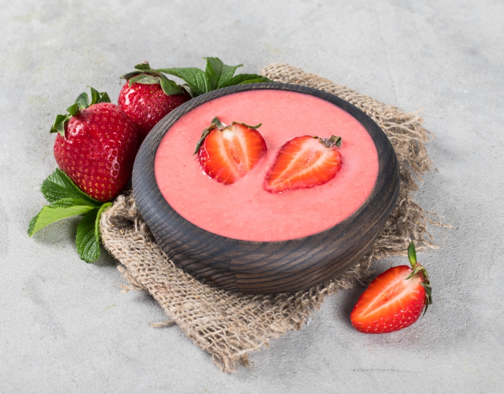 Холодный клубничный суп с базиликом