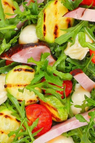 Салат с кабачками, мясом и помидорами