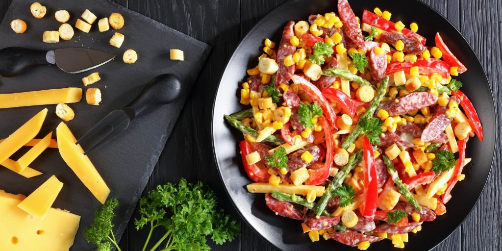 Салат с колбасой, кукурузой и болгарским перцем: рецепт - Лайфхакер