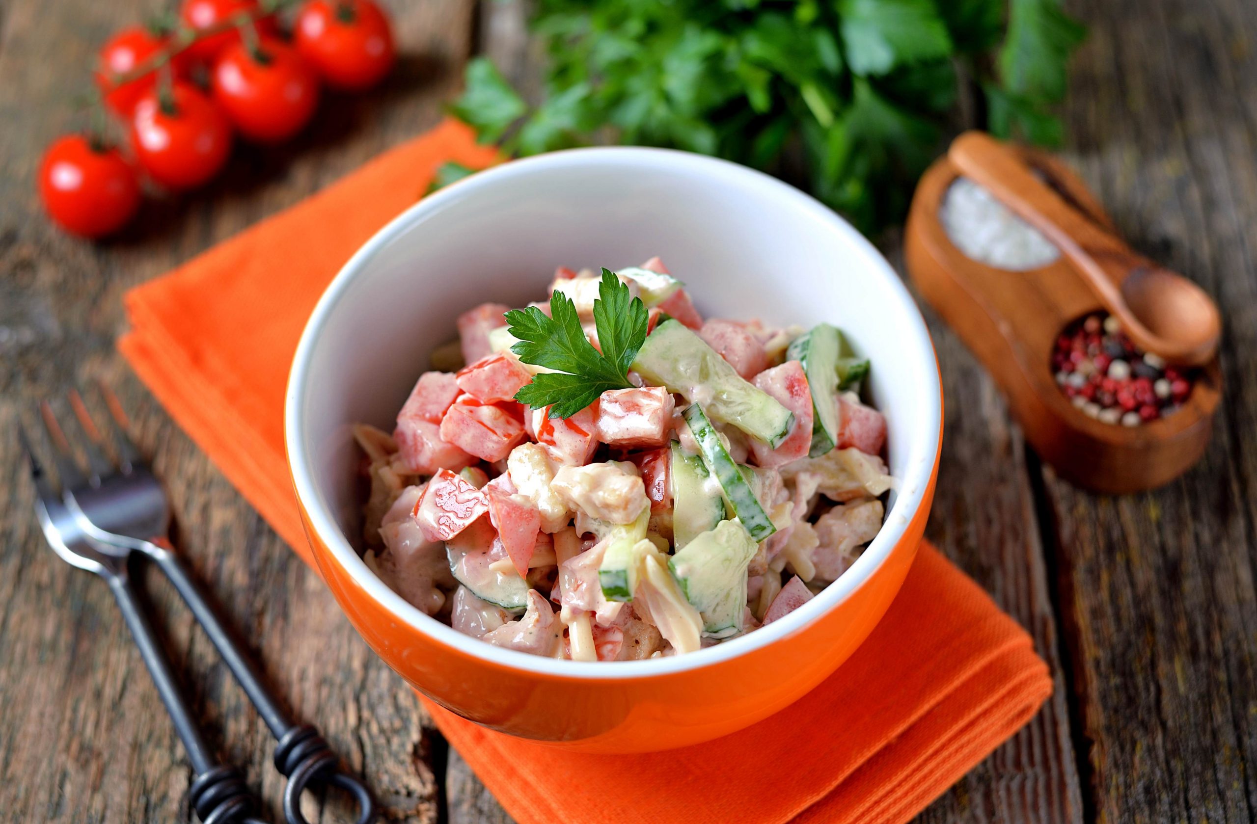 Салат с копчёной курицей, сыром, помидорами и огурцами