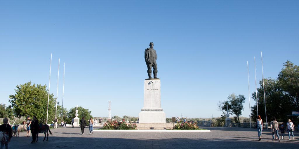 Достопримечательности Оренбурга: Памятник лётчику Валерию Чкалову
