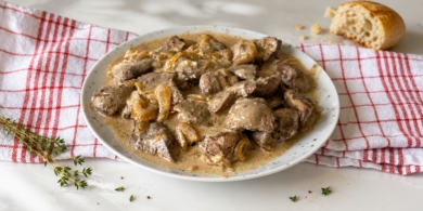 Куриная печень в сметане с луком на сковороде