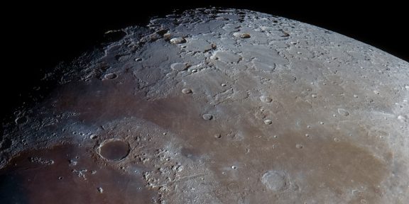NASA обнаружило на Луне двойной кратер от столкновения с неизвестной ракетой