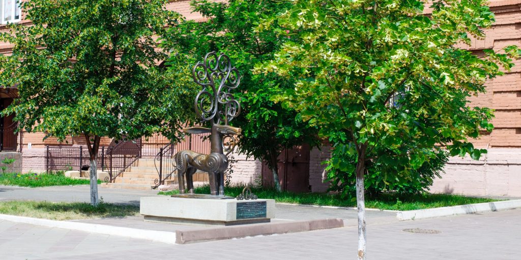 Достопримечательности Оренбурга: Скульптура «Сарматский олень»
