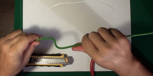 Как сделать рогатку из проволоки своими руками: через 2–3 см сделайте ещё один прямой угол