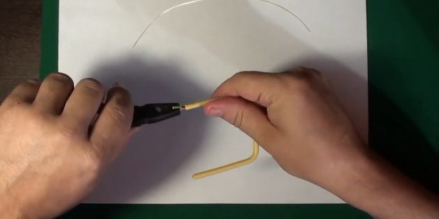 Как сделать рогатку из проволоки: снимите получившиеся трубочки пассатижами